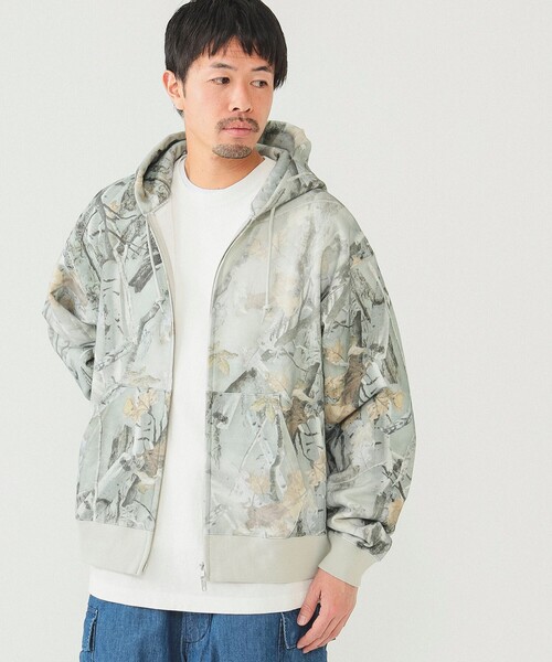 BEAMS（ビームス）の「BEAMS / ツリー柄プリント フルジップフーディ