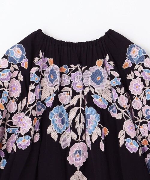 GRACE CONTINENTAL（グレースコンチネンタル）の「マルチフラワー刺繍