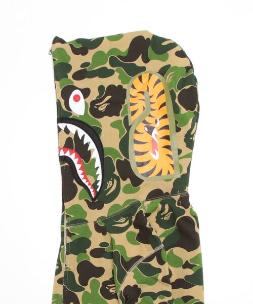 A BATHING APE（アベイシングエイプ）の「BIG ABC CAMO SHARK FULL ZIP