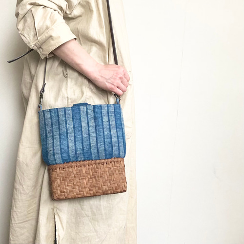 絣と縞、正藍染の山葡萄ショルダーバッグ/手織り麻布 かごバッグ