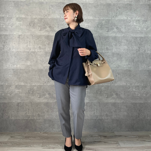 シワなりにくい】大人可愛い リボンが取り外せる 2wayブラウス 紺