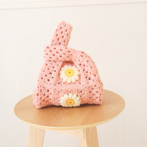 特集掲載】手編みバック ニットバック かぎ針編み グラニースクエア 春