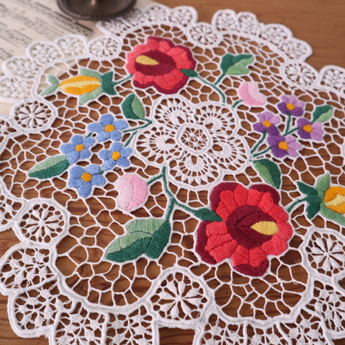 ハンガリーの手仕事/華やかなレースとカロチャ刺繍のドイリー