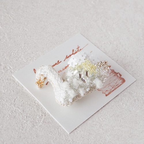 白鳥のブローチ / バッグチャーム ✴︎ ビーズ 刺繍 ブローチ kei