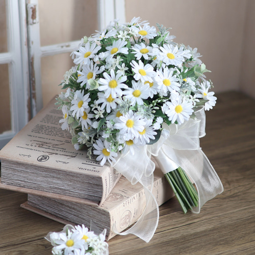 再販】マーガレットのふんわりブーケ ブートニア付き アーティ