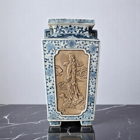 九谷焼染付陽刻飾壺 花器・花瓶 高さ23.5cm 素焼き陽刻×染付の静かな