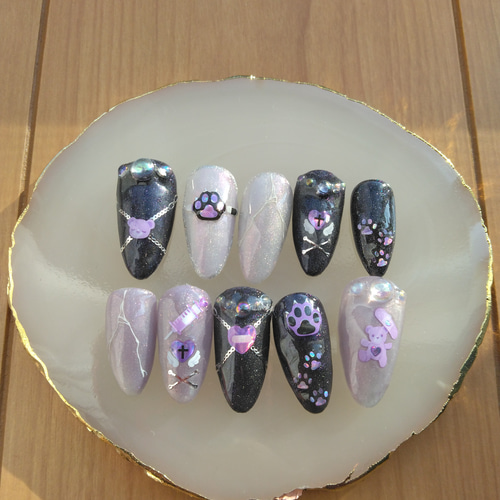 くまと足跡 地雷系ネイル 黒と紫のマグネットネイル ハロウィンネイル