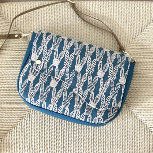 ⚮̈ミナペルホネン pomppia blue ピアノフラップポシェット 蓋付き