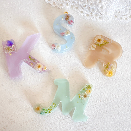 くすみカラーがかわいい＊オーダーメイドイニシャルレジンキーホルダー