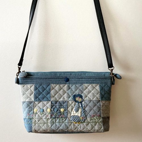 スーちゃんのあおりポケットのパッチワークキルトショルダーバッグ