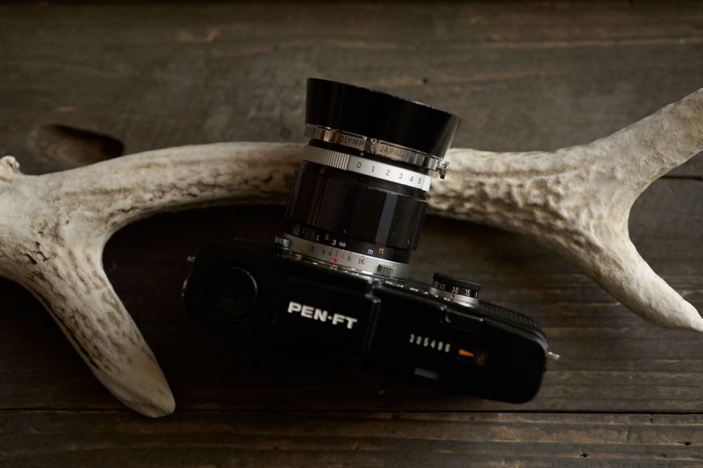 ハーフサイズカメラのPEN FTブラックとF.Zuiko Auto S 38mm f1.8、G