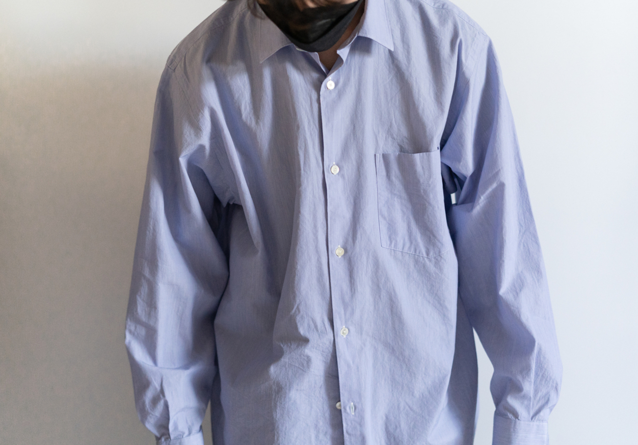 COMOLIが3年半ぶりにコモリシャツの新カラー・サックスストライプを