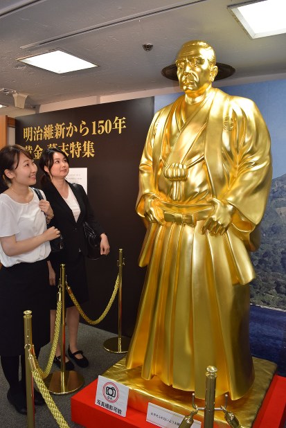 横浜高島屋：金の西郷隆盛像が登場 明治維新150年記念 | 毎日新聞