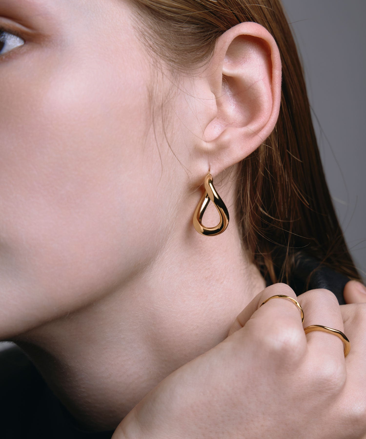 ゴールド]ネジレフープピアス