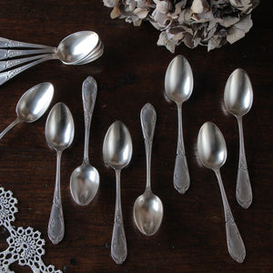 4本あり！装飾が美しいデザートスプーン（3x14.5cm） フランス