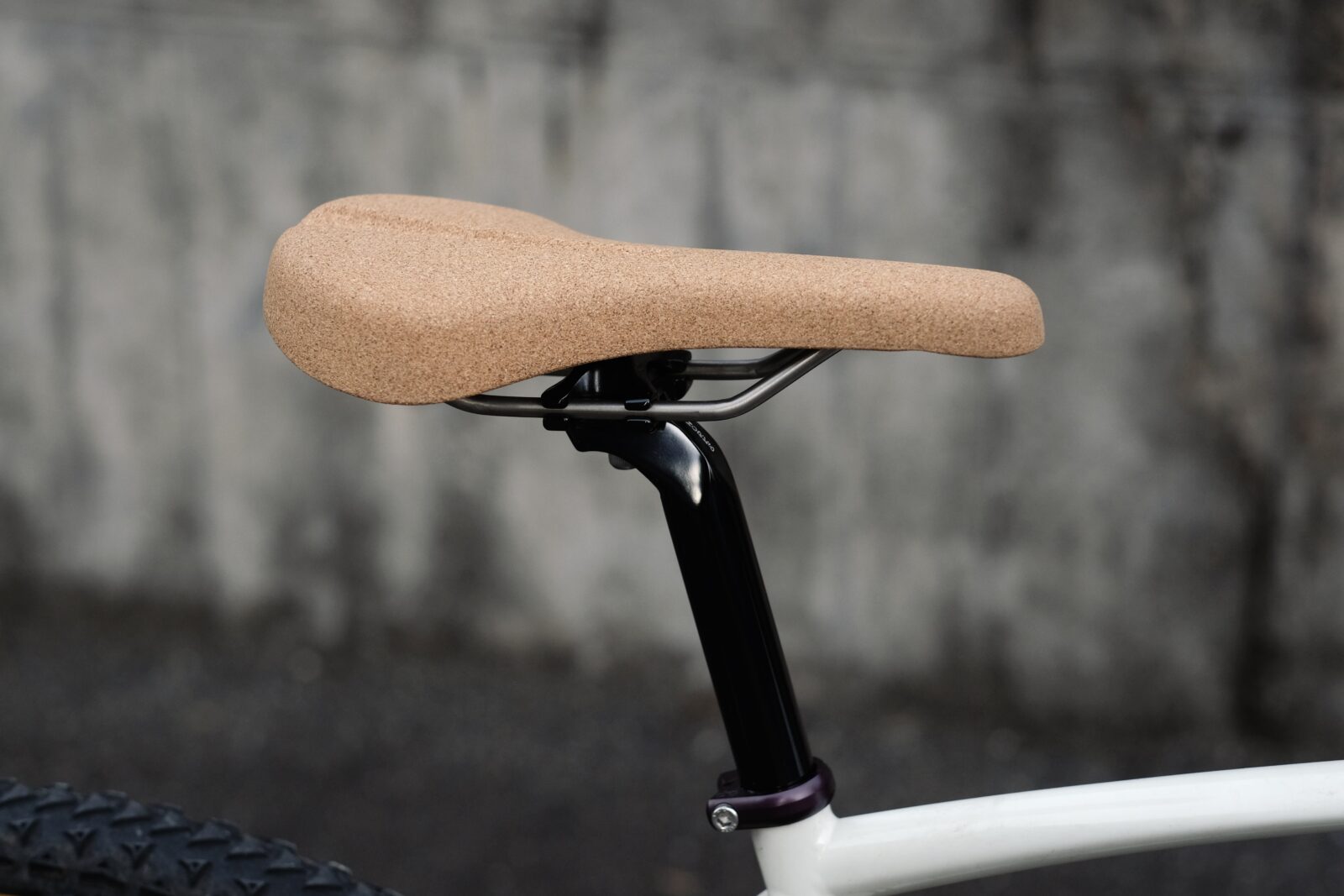新製品情報】FRAME CYCLES Cork And Titanium Saddle | Circles