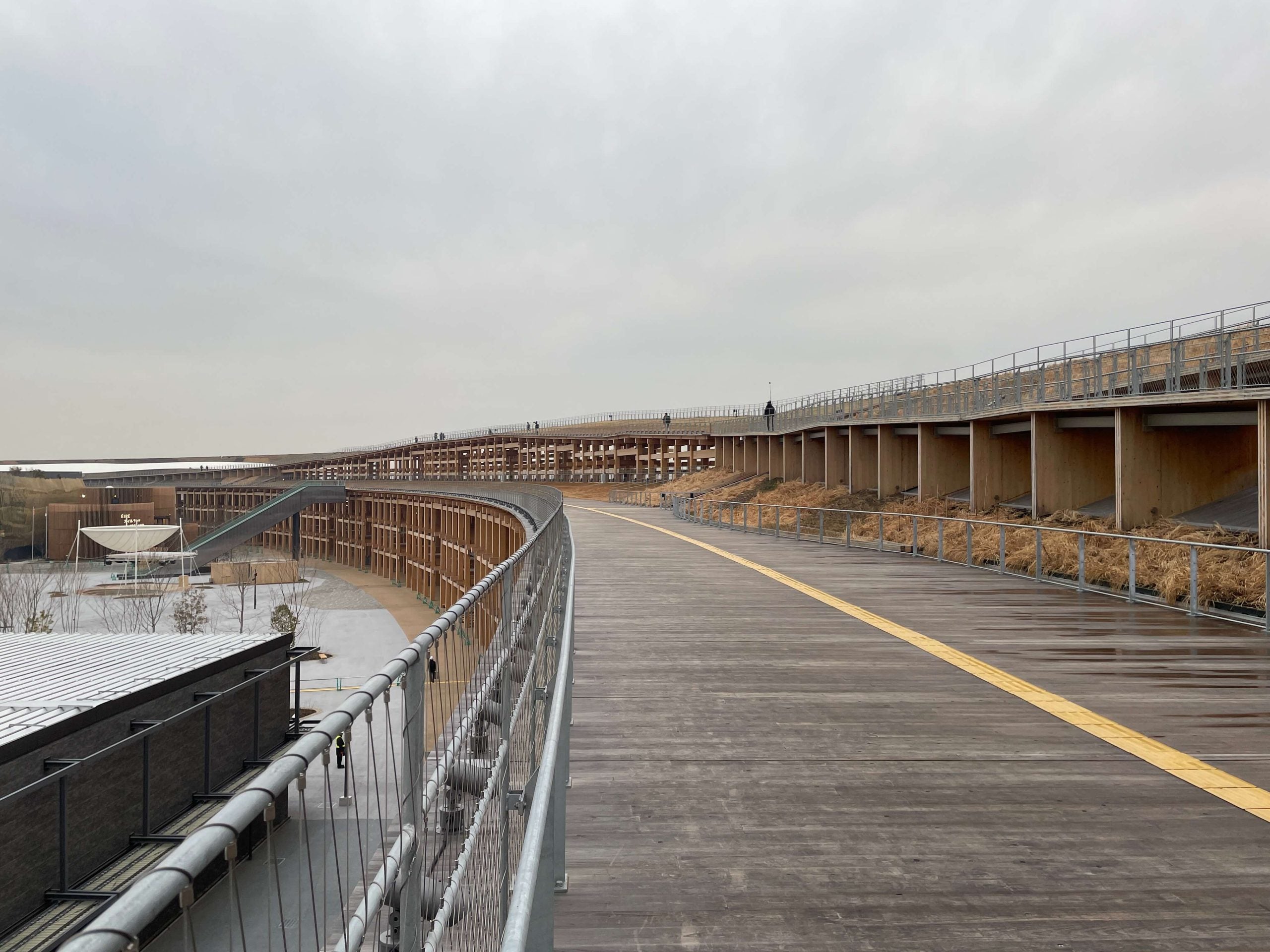 大阪・関西万博】シンボルの大屋根リングが完成！全長2kmを歩いてみ