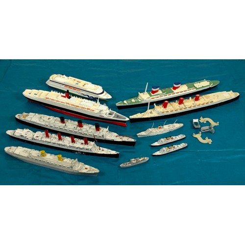 TRIANG MINIC SHIPS, U/B, M703 RMS QUEEN MARY, M705 RMS AQUITANIA