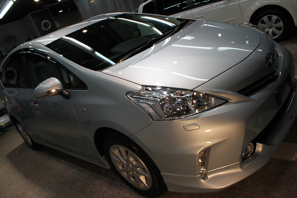 トヨタ プリウスα 新色クリアーストリームメタリックを本当の美しさへ