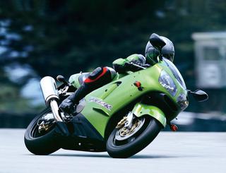 カワサキ「Ninja ZX-12R」の歴史を解説｜最速を称号を争ったメガ