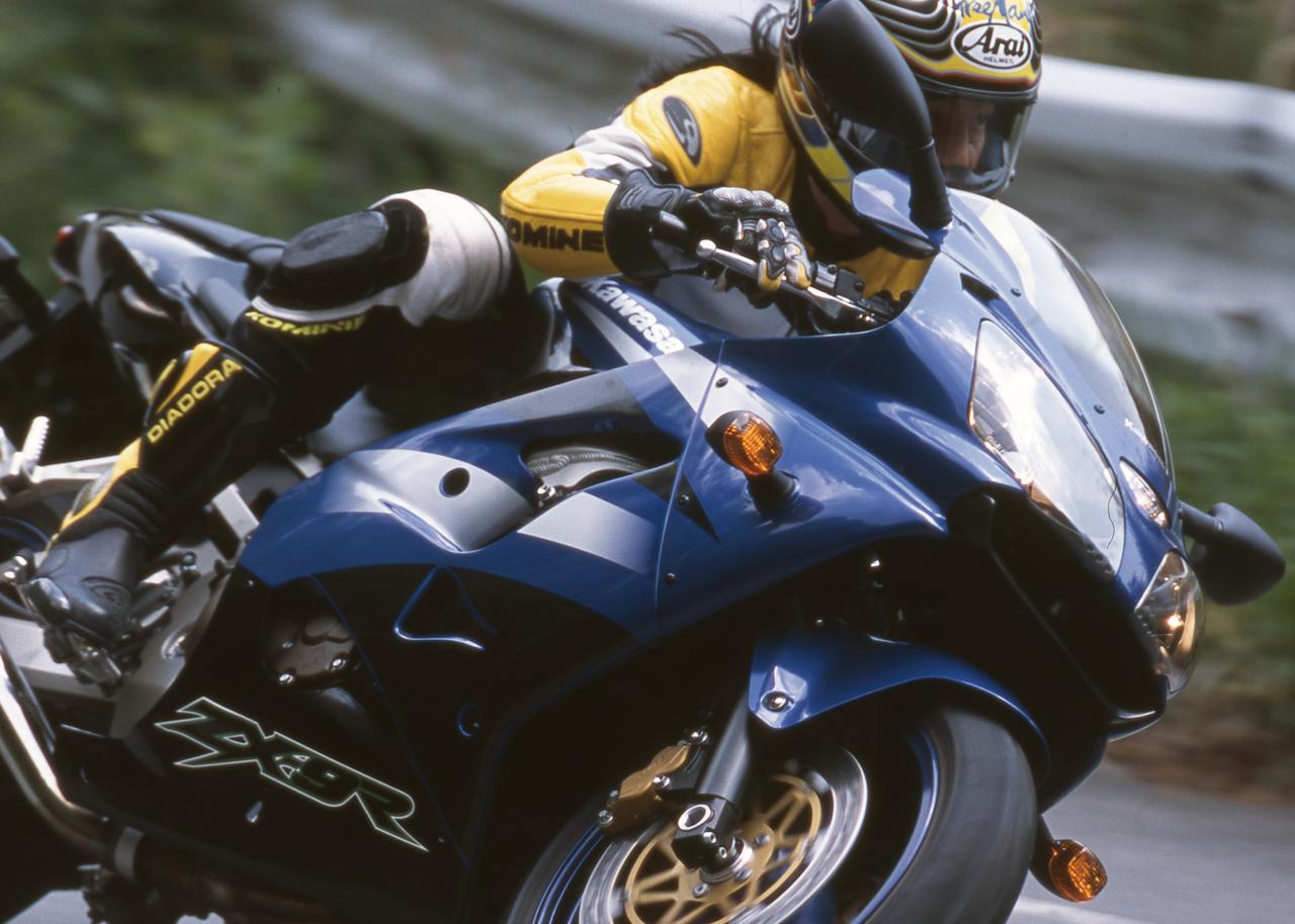カワサキ「Ninja ZX-9R」の系譜｜カワサキらしい個性と実用性を備えた