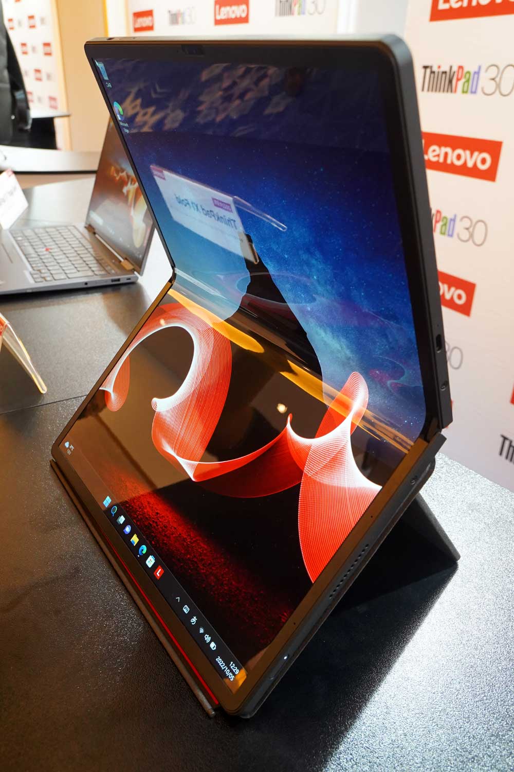 ThinkPad30周年を記念して1000台限定の「ThinkPad X1 Carbon Gen10