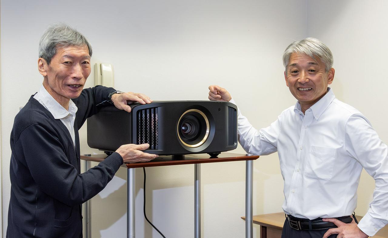 ビクター「DLA-V80R」プロジェクターで、150インチスクリーンに最高の