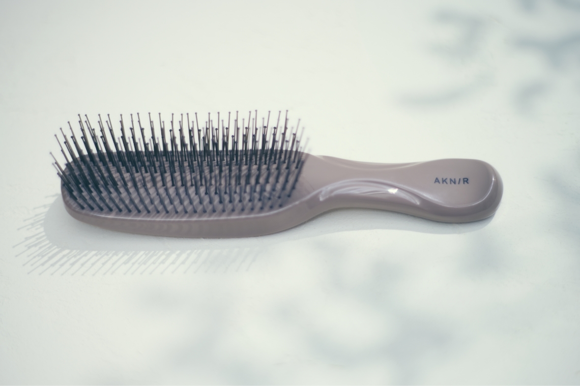 シャンプーブラシ【ローズ×サンダルウッド】｜AKNIR（アクニー） 公式