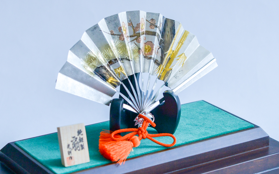 金工家作 純銀製独楽置物ガラスケース付駒の銀