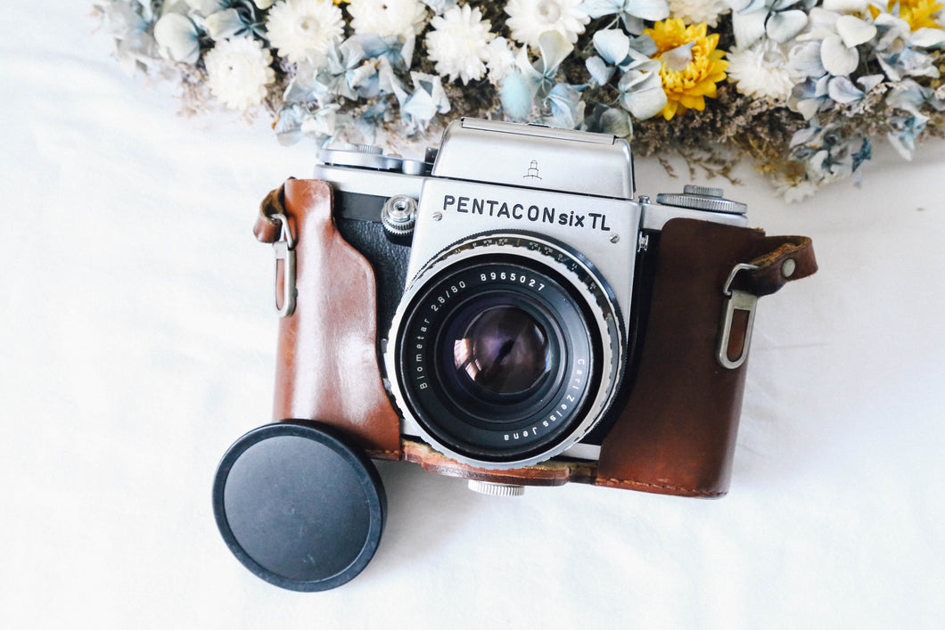 PENTACON SIX TL【完動品】中判カメラ・貴重なストラップ付きのケース