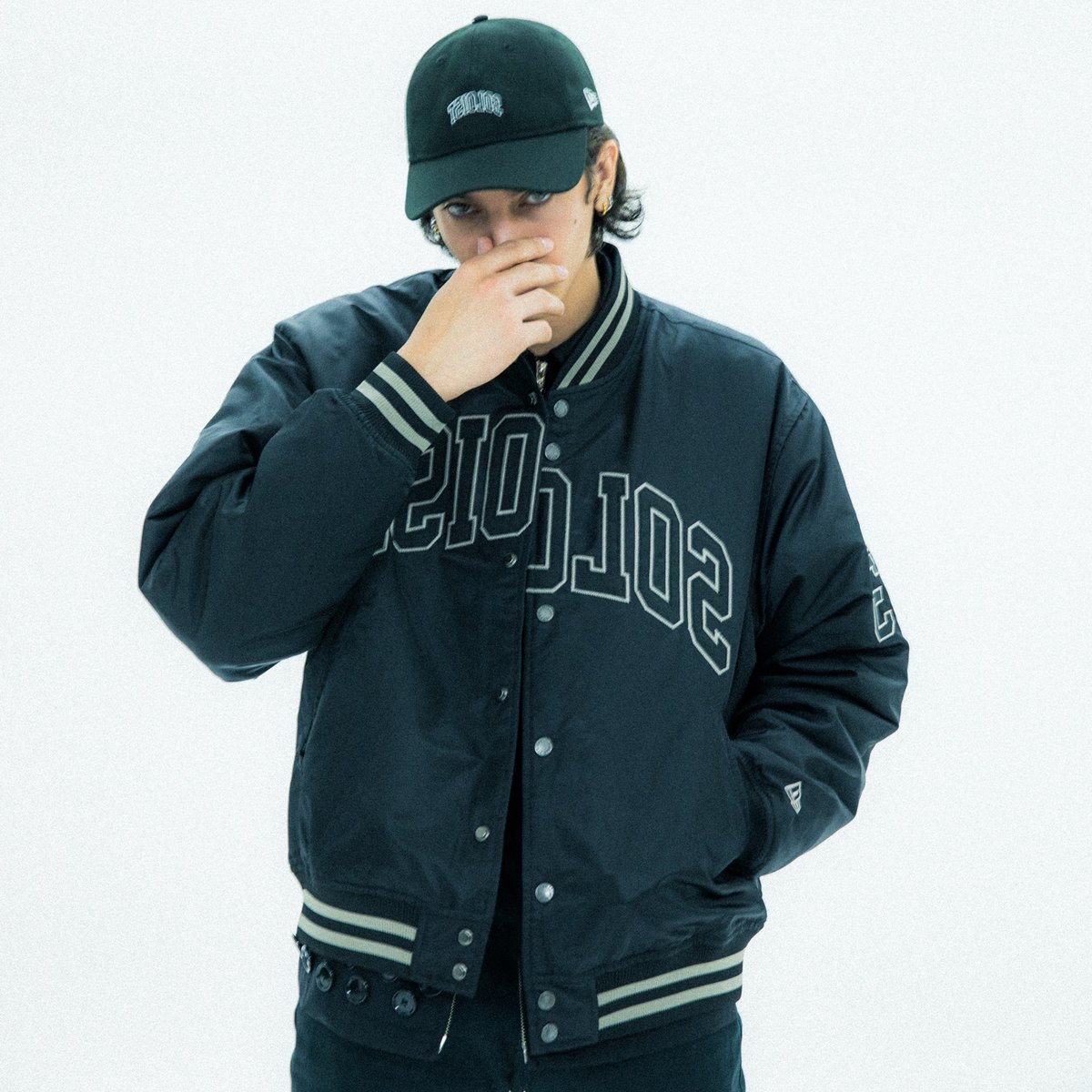 ソロイスト × ニューエラから新作 コラボ初となるバーシティジャケット