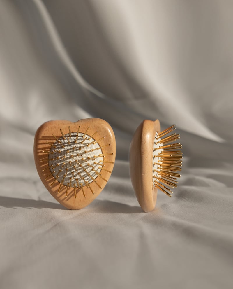 スノー フォックス スキンケアの人気ヘアブラシがミニサイズに 台湾の