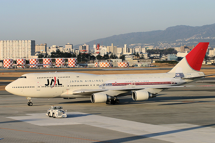 沖縄就航50周年 JAL（日本航空） B747-400D JA8907