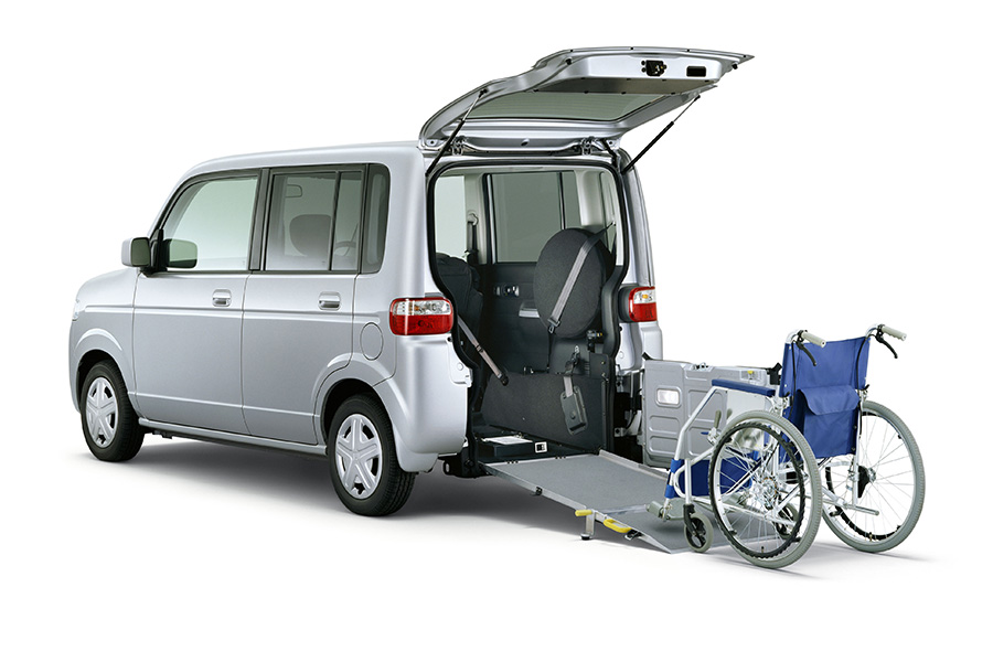 福祉車両「モビリオ・アルマス」サイドリフトアップシート車と「ザッツ