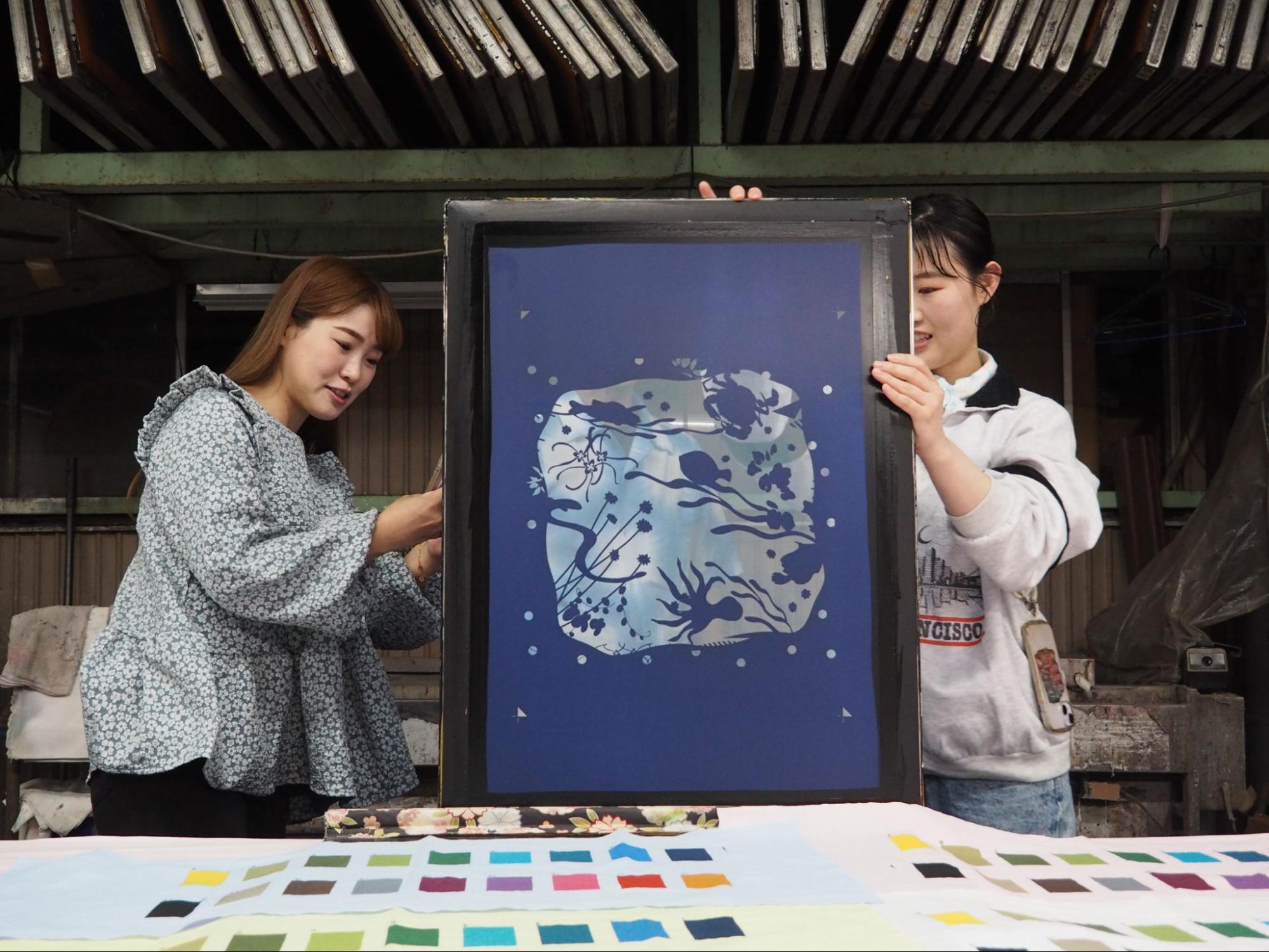 伝統工芸の「手捺染（てなっせん）」でオリジナル・ハンカチづくり。約