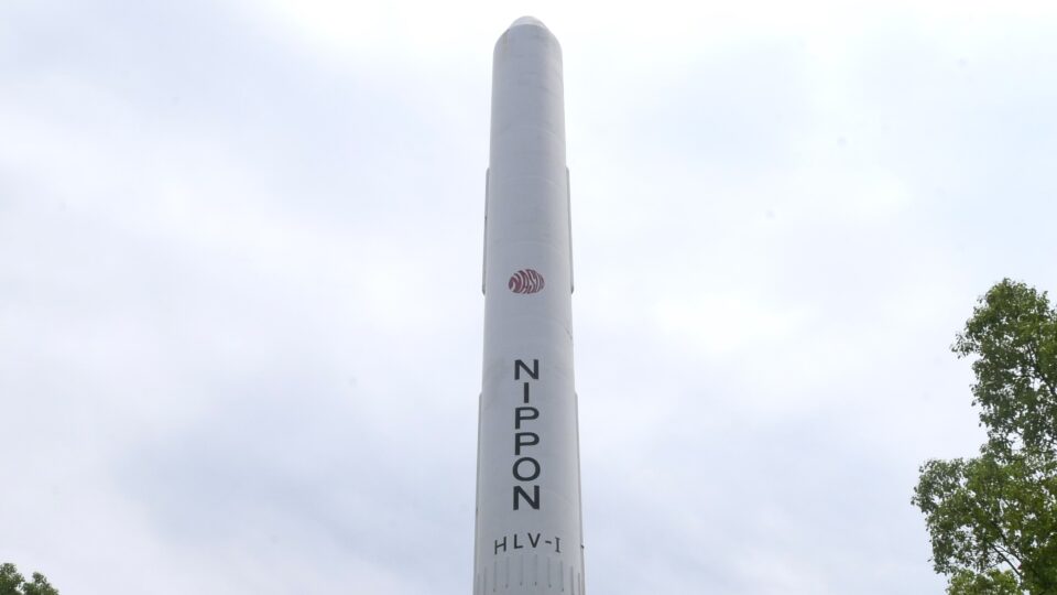 H-Ⅰロケット実物大模型 宮崎科学技術館前に立つ人工衛星打ち上げ