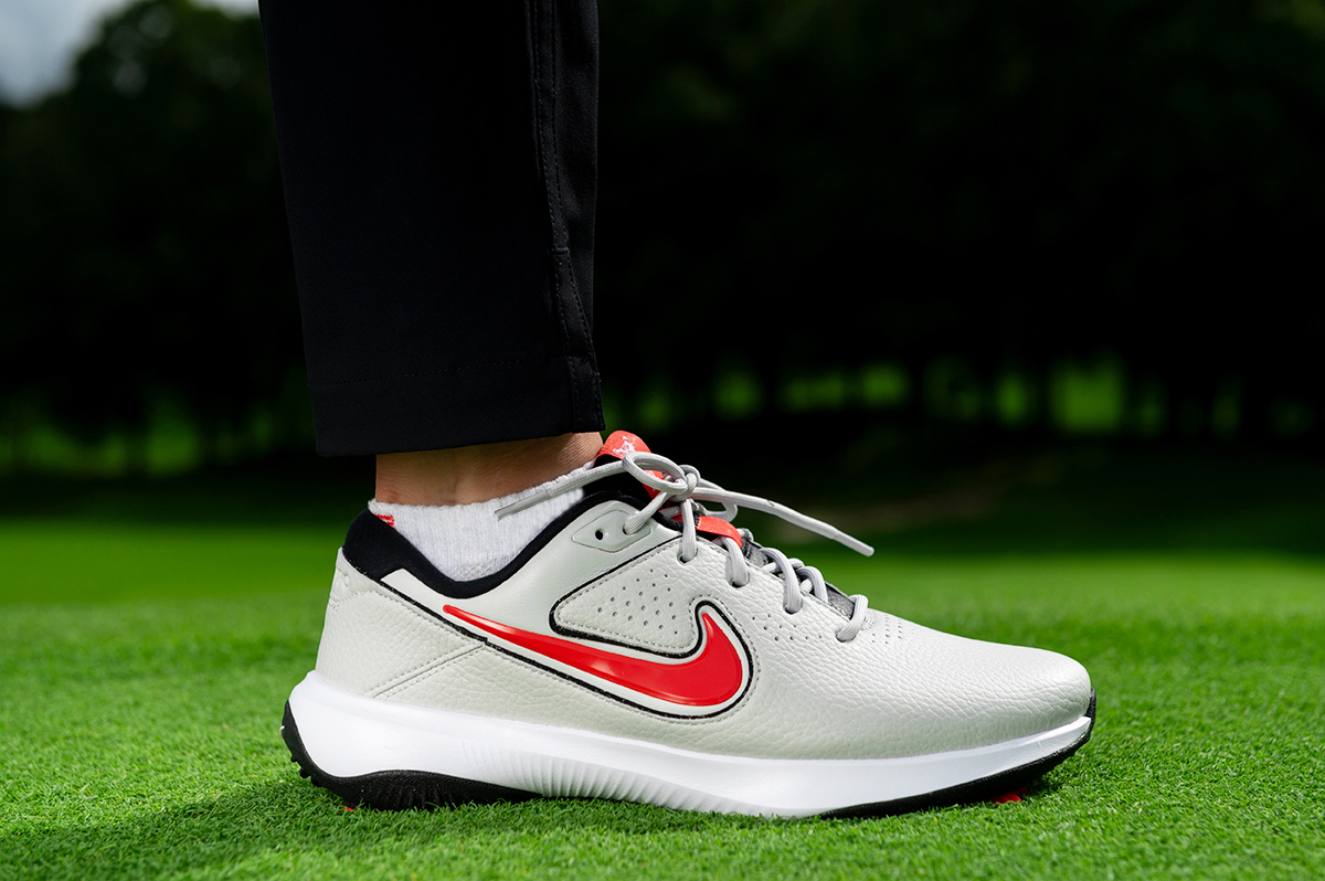 ナイキ「ビクトリー プロ 3」を試し履き たわんで食いつく“新感覚