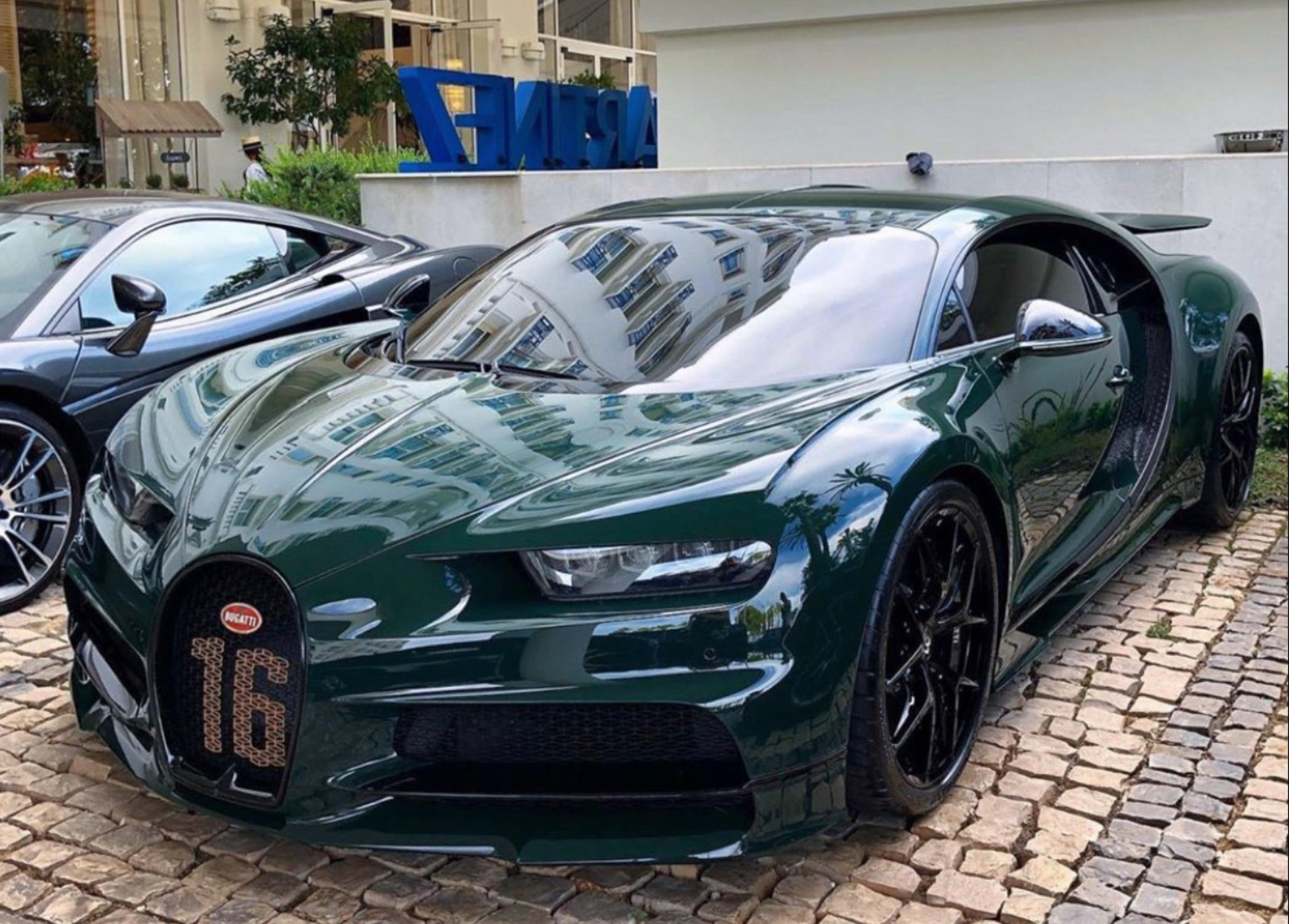 ブリティッシュレーシンググリーンのブガッティ・シロン・スポーツ