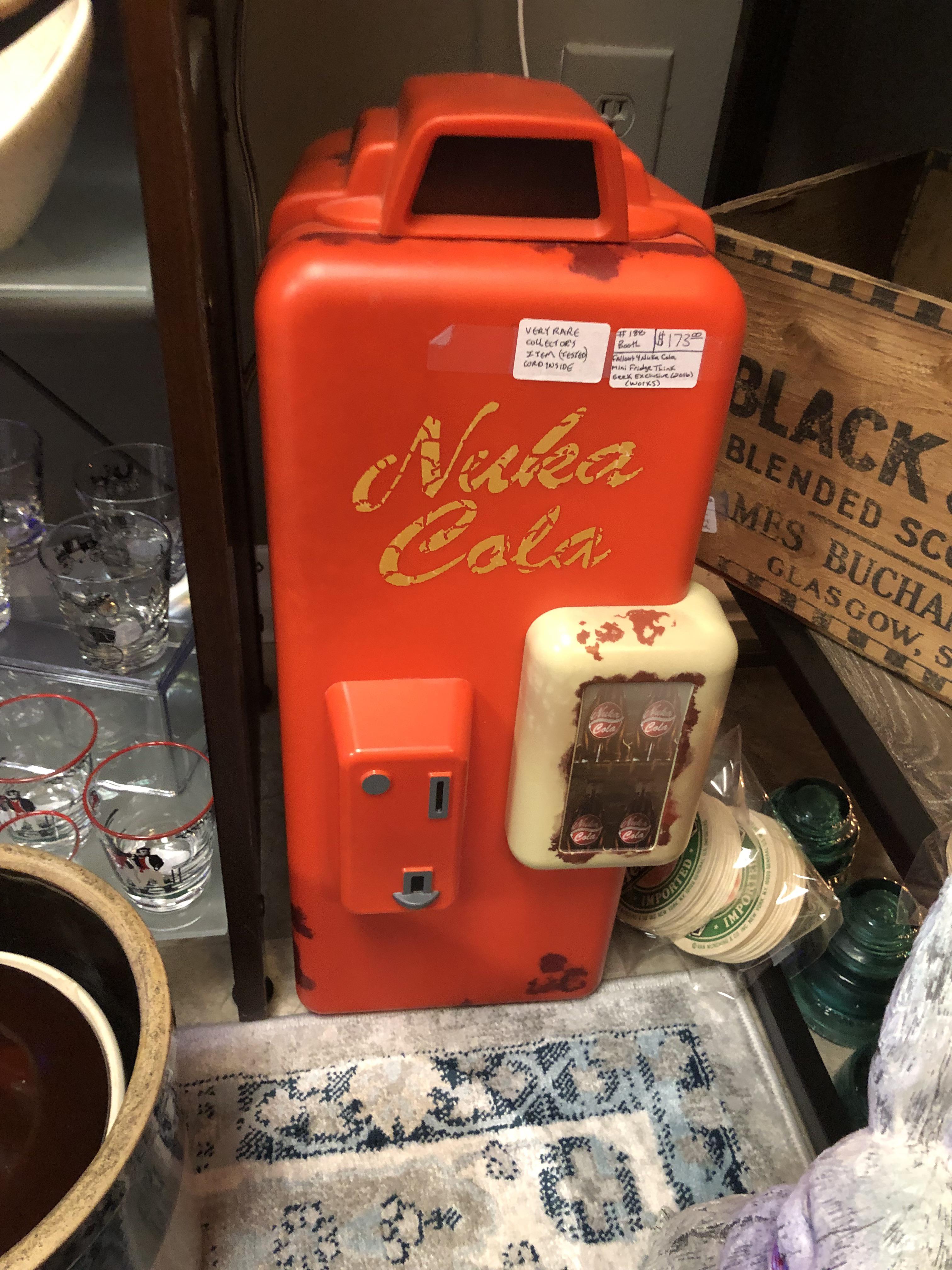 アンティークショップでFallout 4のヌカ・コーラ自販機のミニ冷蔵庫を
