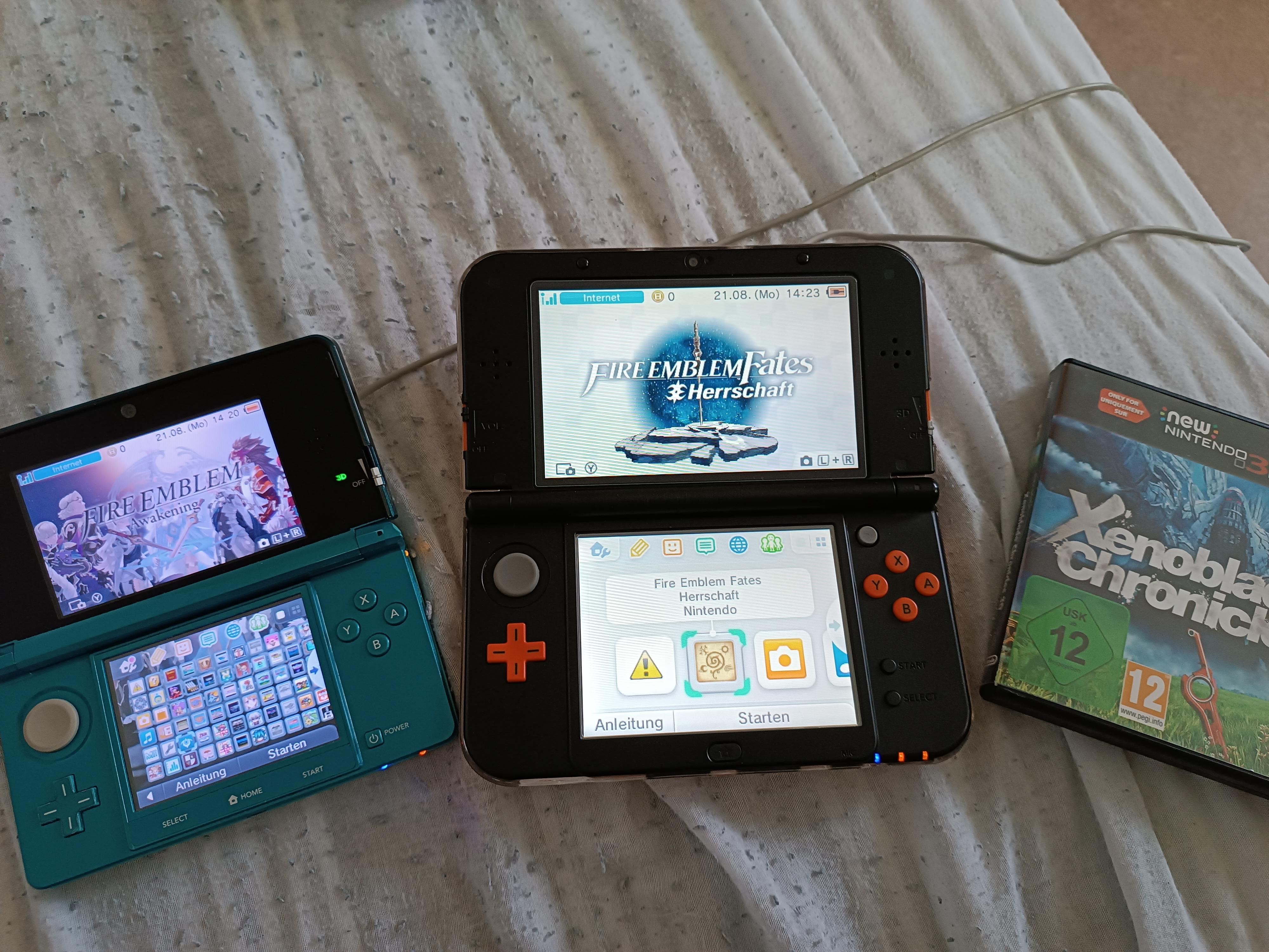 今日届いたもの：Newニンテンドー3DS XL + ゼノブレイド。左は今まで