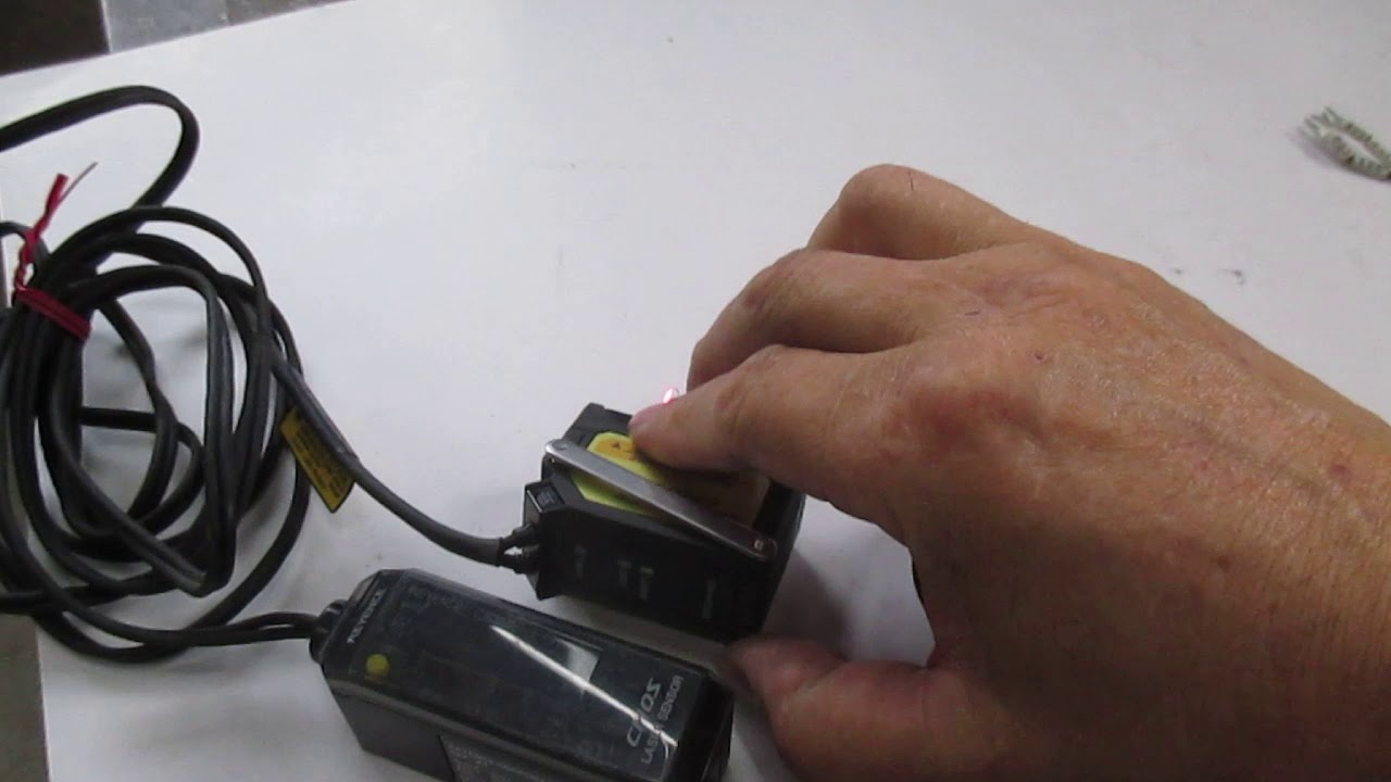 キーエンス CMOSレーザセンサ GV-21+GV-H130 - YouTube