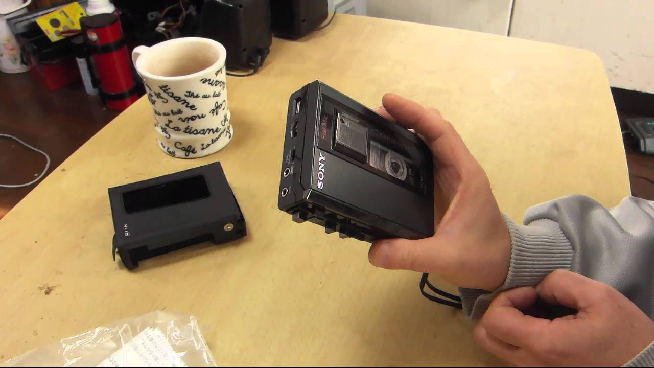 SONY ポータブルカセットレコーダー TCM-57 の説明と内部の様子 - YouTube