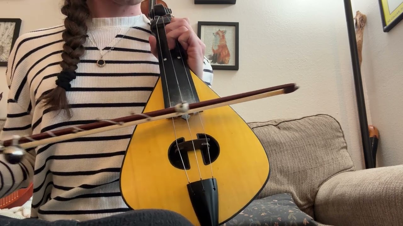 Hardy Gurdy] Restoration of the instrument depicted in a 500-year