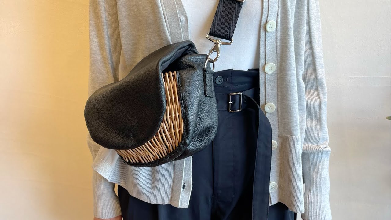 ebagos / フニュ・シュリンク・ボディバッグS - YouTube