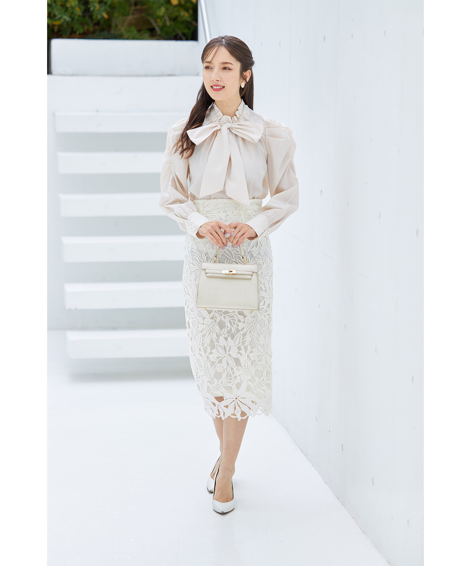 パワーショルダーフリルネックボウタイリボンブラウス