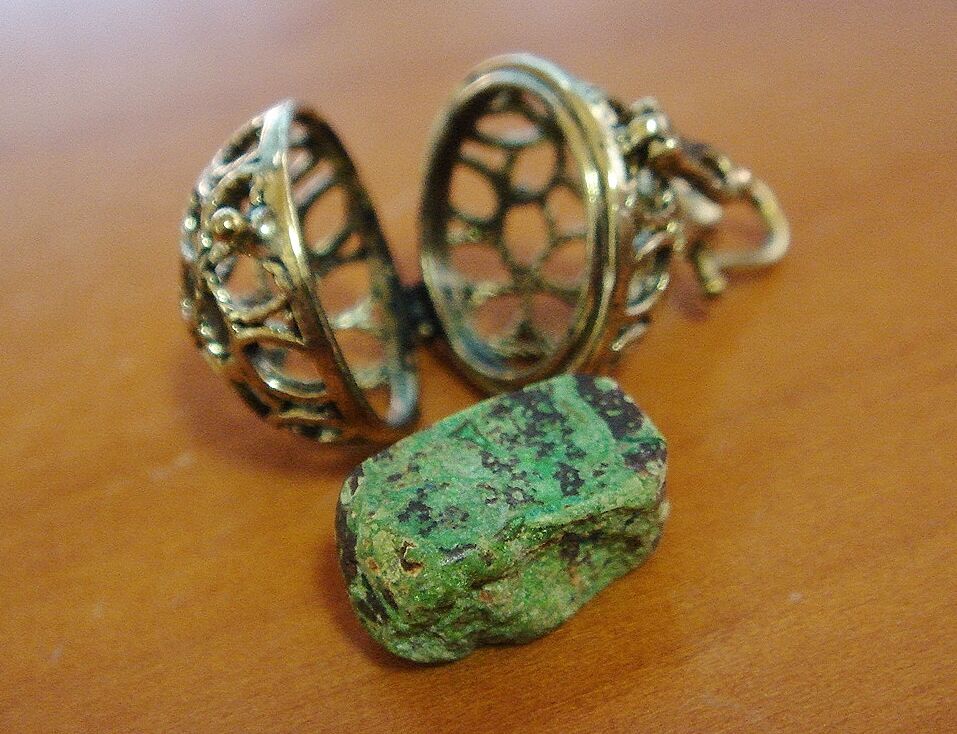 コンゴ産 バンデンブランデアイト ペンダントトップ ラジウム鉱石