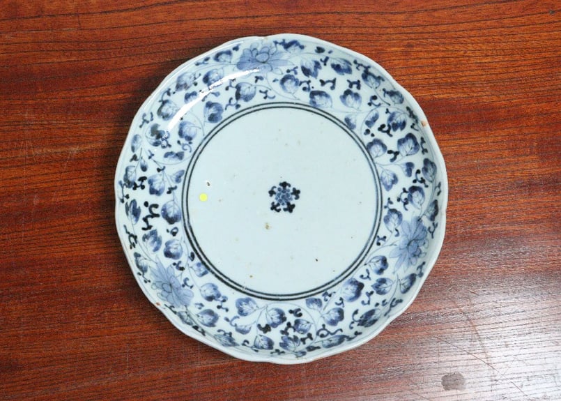 江戸中期染付花唐草図7寸皿① 窯傷 | 吉祥寺PukuPuku