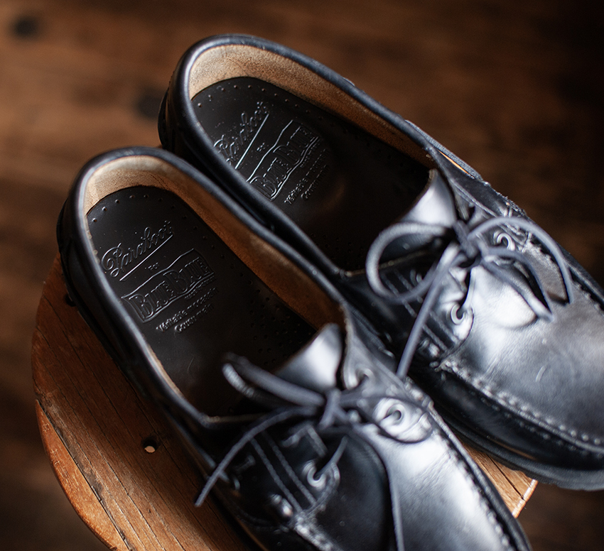 大人の足元に「パラブーツ×ブルーブルー」のデッキシューズ。名門