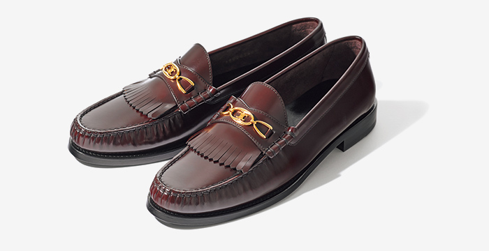 70年代のスクールスタイルをイメージした〈セリーヌ〉のローファー