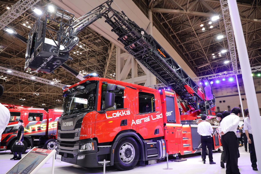 消防シャシーの新たな選択肢!! モリタからスカニアベースのはしご車と